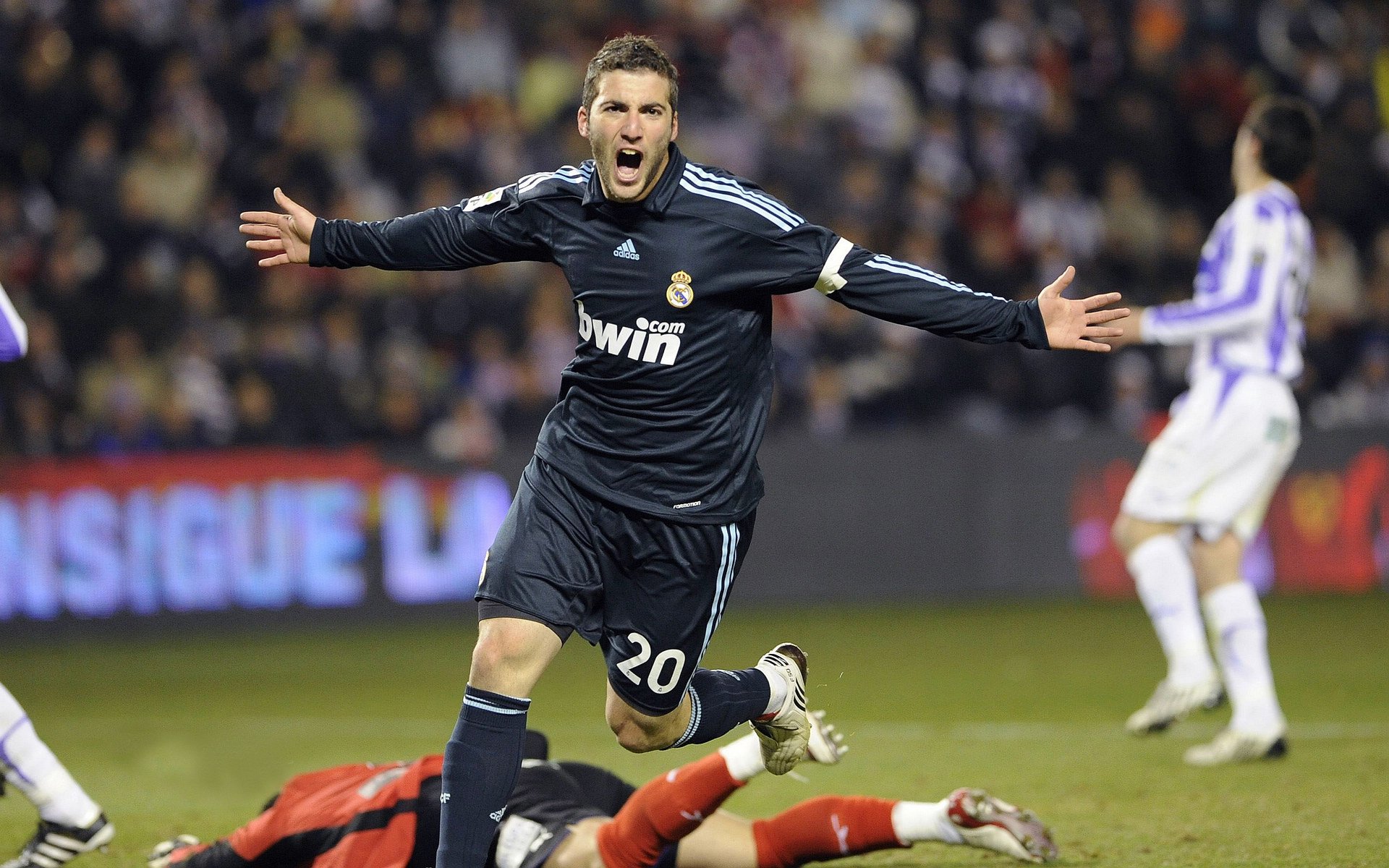 “费尔南多·比亚尔巴的球技创新，带领阿根廷美洲狮队冲击世界冠军”